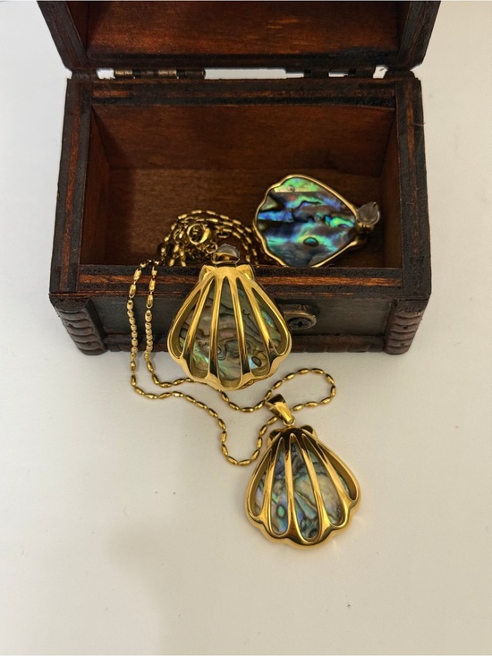 Jewelry - Gold-Tone Abalone Shell Pendant Necklace - Iridescent Green